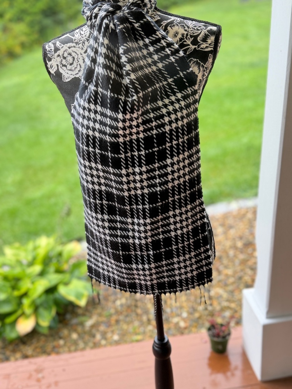 100% Cashmere Scarf Made in Germany Black White Houndstooth Plaid Fringe